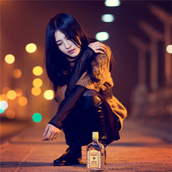 深夜街头买醉的女生伤感喝酒头像 共8张高清图
