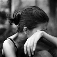 女生流泪头像合集：22张伤感默默落泪的女生头像