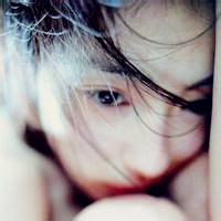 女生流泪头像合集：22张伤感默默落泪的女生头像