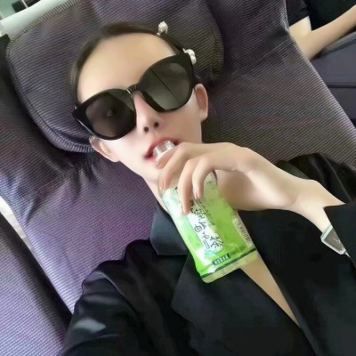 16张高清时尚潮酷女生头像 适合当QQ头像的潮流女生图