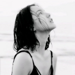 32张高清伤感黑白女生头像 适合当微信头像用