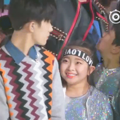 看呆！小女孩满眼星星直呼易烊千玺好帅