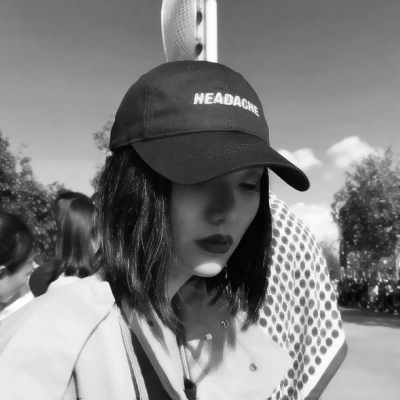 9张高清黑白颓废女生头像 带着孤独感的伤感头像合集