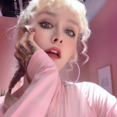 潮酷女生必备！35张supreme风格女生头像合集