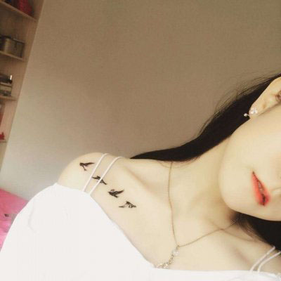不露脸也能氛围感拉满！18张高清露锁骨女生性感头像合集