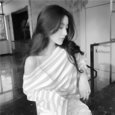 25张高清黑白高冷女生头像 氛围感拉满的时尚头像精选