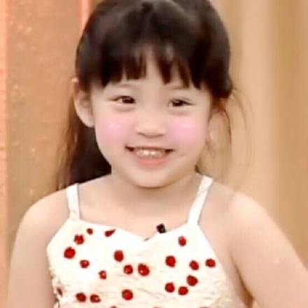 欧阳娜娜童年软萌造型太圈粉，直接拿来当头像刚刚好