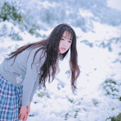 20张冬日氛围感女生头像 穿冬装的冬日美女头像合集