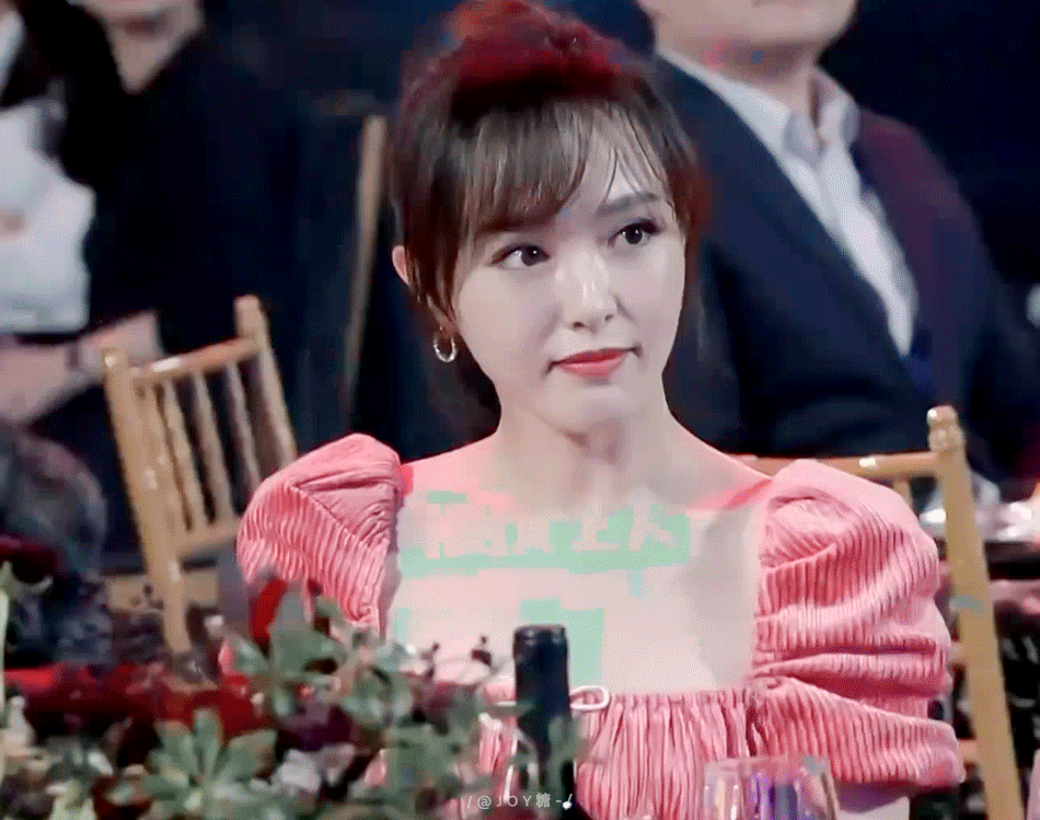 唐嫣浅笑起身动图释出 仪态仙气十足