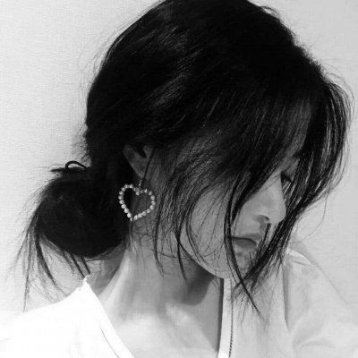 18张高清黑白女生头像合集 质感拉满的氛围感头像