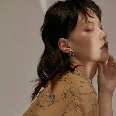 伤感女头高清，34张好看的伤感颓废女生头像精选