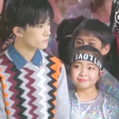 看呆！小女孩满眼星星直呼易烊千玺好帅