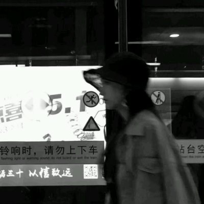 13张高清无文字黑白伤感女生QQ头像合集