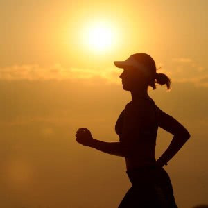 19张高清唯美女生奔跑励志头像 适合当头像用