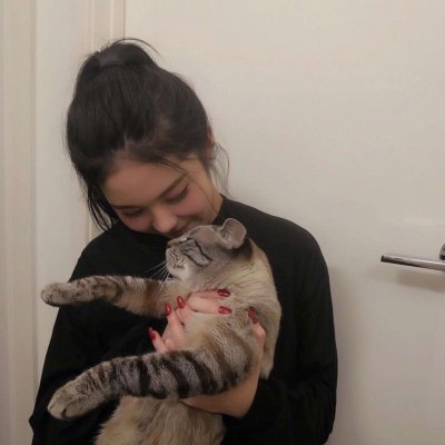 29张高清可爱抱猫女生头像 快来挑合适的用