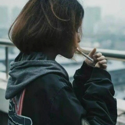 霸气拽酷吸烟女生头像 21张高清好看的女生抽烟头像合集