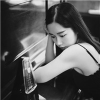 18张灰色调落寞伤感女生头像合集