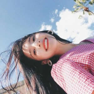 女生蓝色海边头像合集 18张高清蓝调吹风氛围感头像