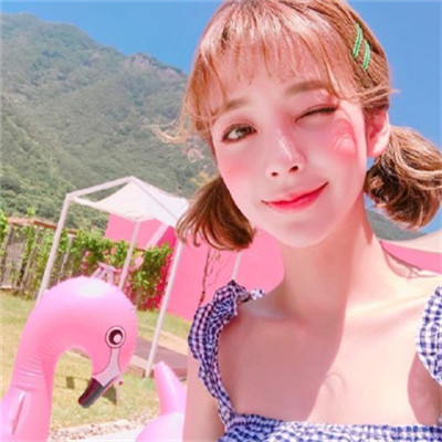 红唇唯美女生头像 12张高清甜酷红唇头像合集