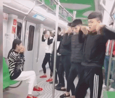 这套社会摇表情包，要不要跟妹妹一起用？