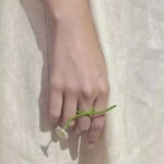 11张高清唯美手部特写头像 女生专属头像素材