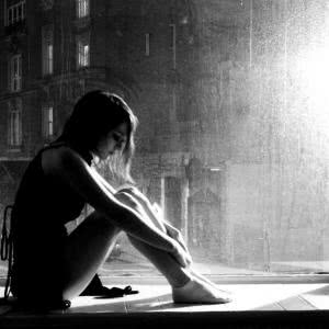 20张高清蹲姿背影女生头像 带着孤独伤感氛围感