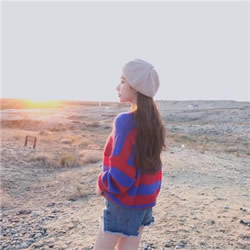 戴帽子的唯美背影头像来啦！12张高清女生背影图直接存