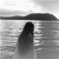 15张女生背影黑白伤感QQ头像 看了让人忍不住心疼