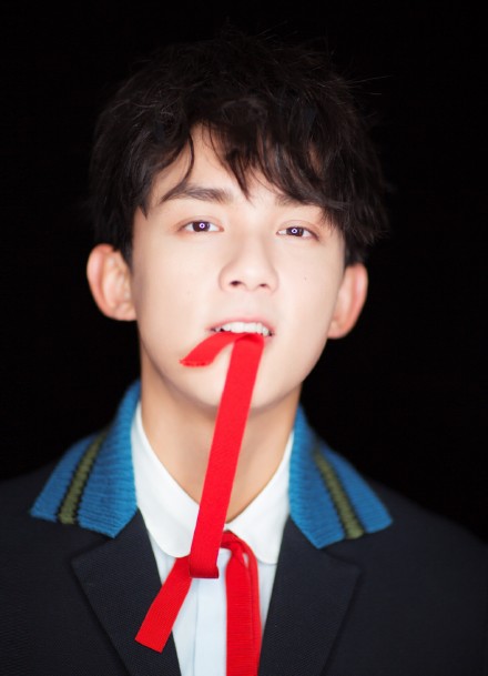 吴磊越长越帅！这波表情包太可了