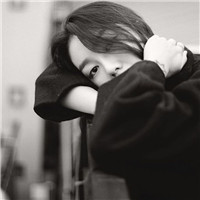 18张灰色调落寞伤感女生头像合集