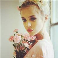 21张唯美拿花女生头像合集 鲜花女孩头像素材大全