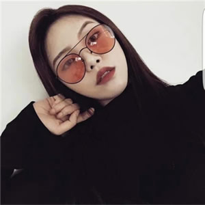 12张气质拉满的高清墨镜女生头像，每一张都超有范儿