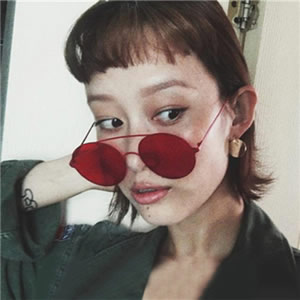 12张气质拉满的高清墨镜女生头像，每一张都超有范儿