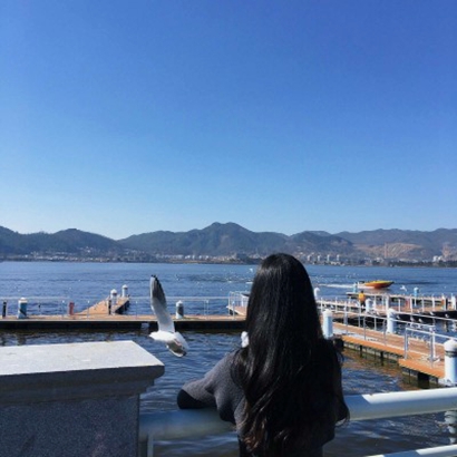 23张高清唯美海边背影女生头像合集