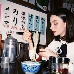 最新高清欧美风微信女生头像 12张好看款合集