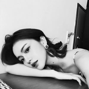 女生孤傲冷酷超清黑白头像合集 共15张