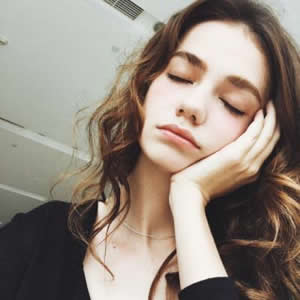 18张氛围感拉满！欧美淡雅气质女生微信头像