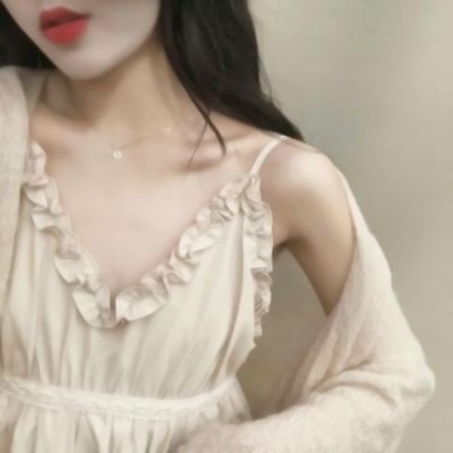 31张不露脸女生锁骨头像 高清露肩吊带半身图