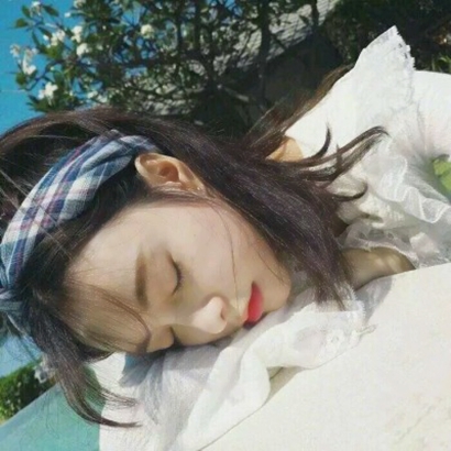 27张带文艺感的高清女生清新微信头像