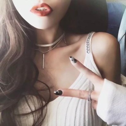 31张不露脸女生锁骨头像 高清露肩吊带半身图