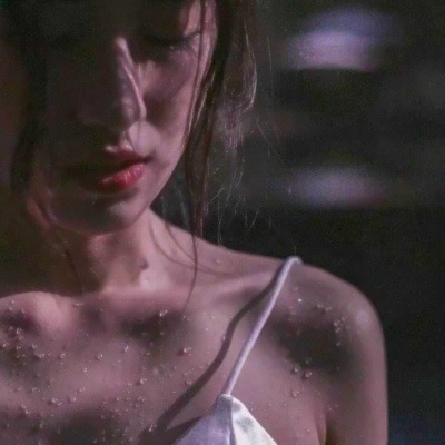 8张高清伤感露锁骨女生头像 适合当微信QQ头像