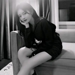 18张自带高冷气场的女生黑白头像 高清质感拉满