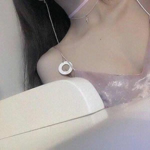 露肩锁骨女生头像来啦！12张高清性感骚气款直接存