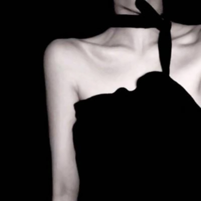 31张不露脸女生锁骨头像 高清露肩吊带半身图