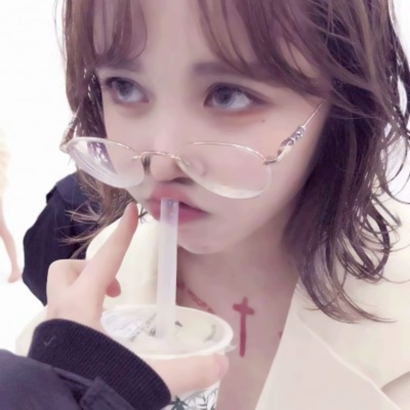 16张高清伤感风女生杂图头像合集