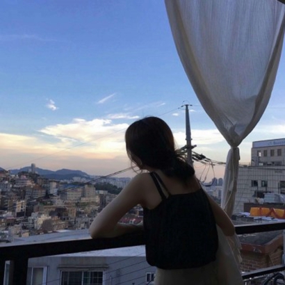 23张高清唯美海边背影女生头像合集