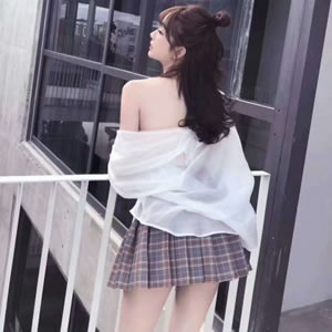 12张高清好看的唯美长发背影女生QQ头像