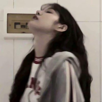 11张高清伤感冷酷风女生网图头像 氛围感拉满