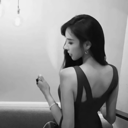 35张高清御姐范高冷黑白女头 氛围感拉满的女生头像合集