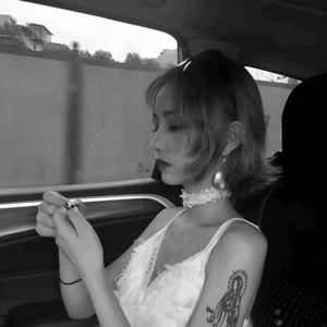 18张黑白高冷霸气女神范女生头像